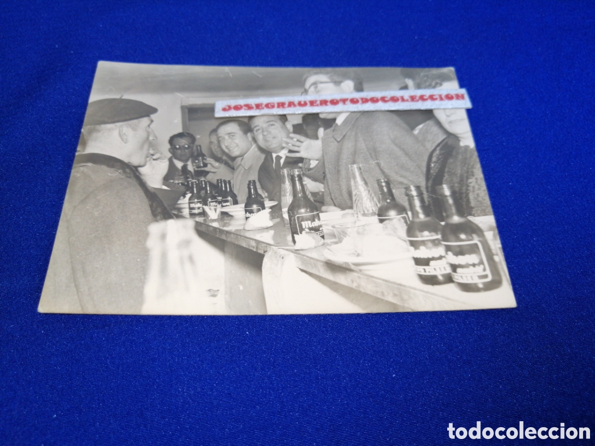 Fotograf&iacute;a antigua: BAR MODELOS TOMANDO CERVEZA MAHOU FOTOGRAF&Iacute;A ANTIGUA SIGLO PASADO