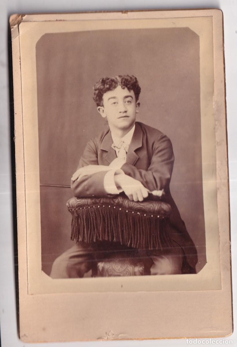 Fotograf&iacute;a antigua: Curioso retrato de joven con silla. E. Pliego Galer&iacute;a fotogr&aacute;fica Pamplona. 16,50 x 10,50 cm