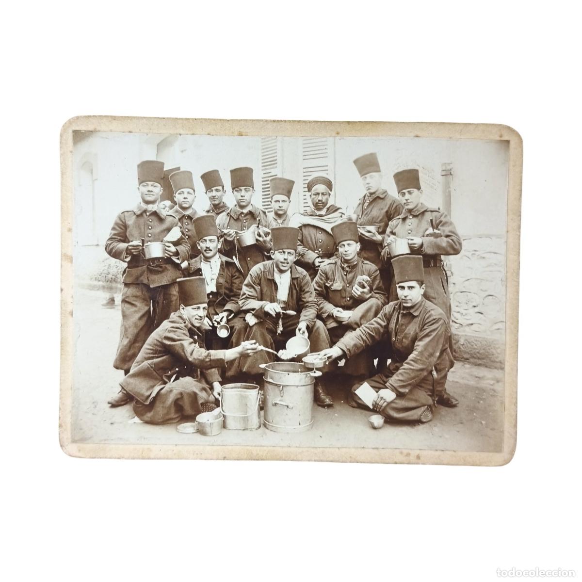 Foto Postal Militar Antigua - Soldados Espahíes / Tiradores Argelinos Comiendo (Rancho) en Médéa (Ar