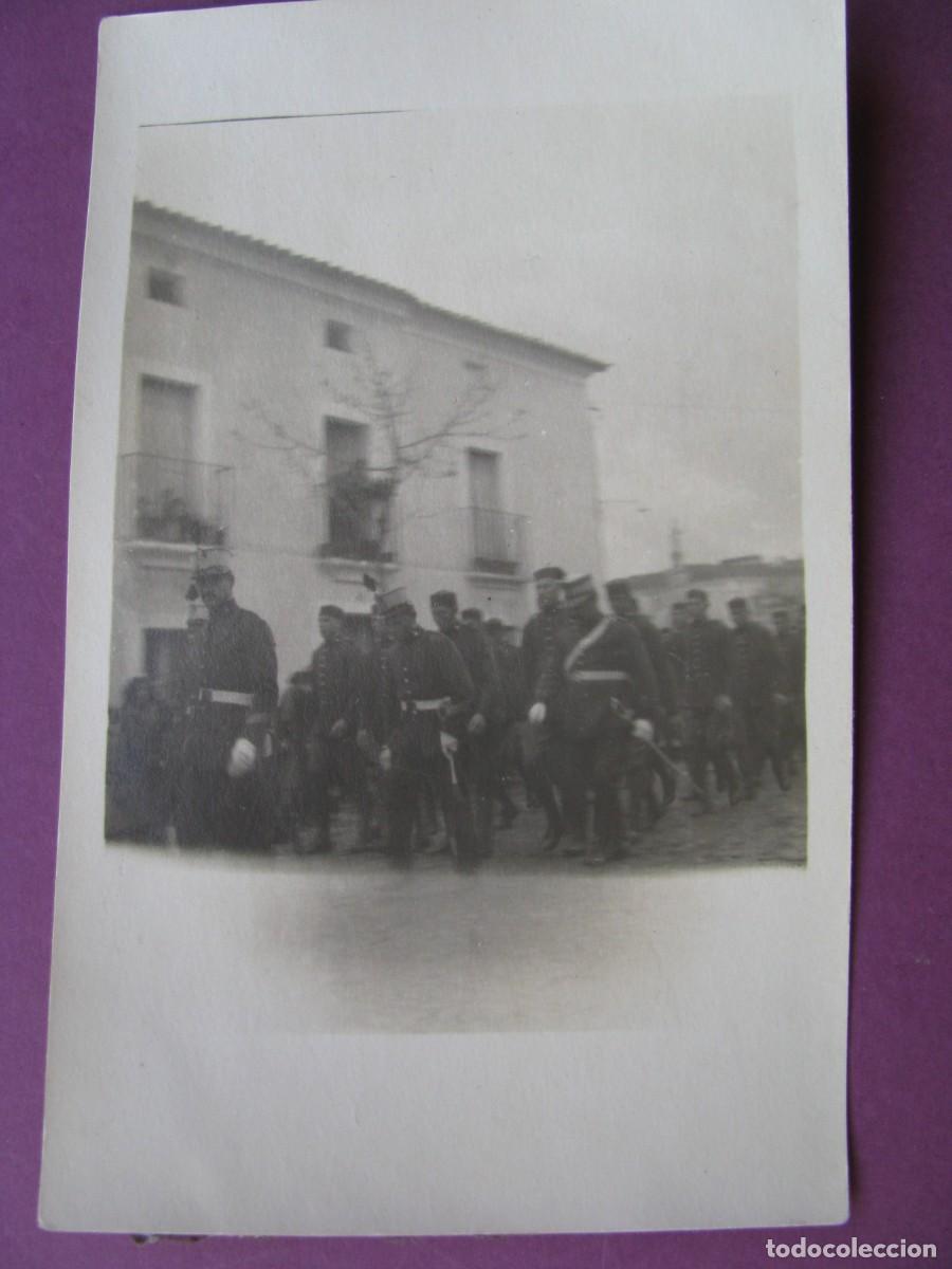 Fotograf&iacute;a antigua: ANTIGUA FOTO SIN IDENTIFICAR EL LUGAR. MILITARES. 14X8,5 CM.