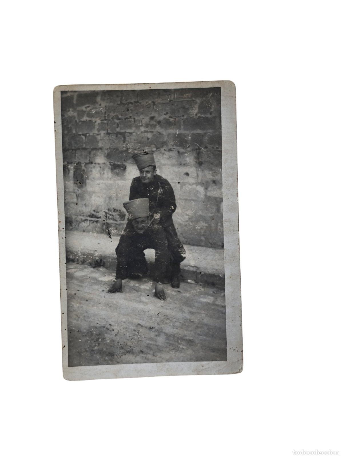 Fotograf&iacute;a antigua: Fotograf&iacute;a Antigua Soldados Militares Franceses Fez Chechia Escena Humor&iacute;stica 11x7 cm