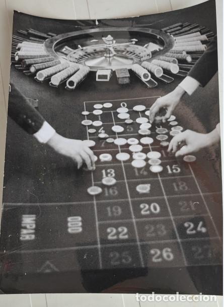 Fotograf&iacute;a antigua: JUGANDO A LA RULETA, A&Ntilde;OS 60, FOTOGRAFIA ANTIGUA, 20,5 X 15,5 CM, FOTO