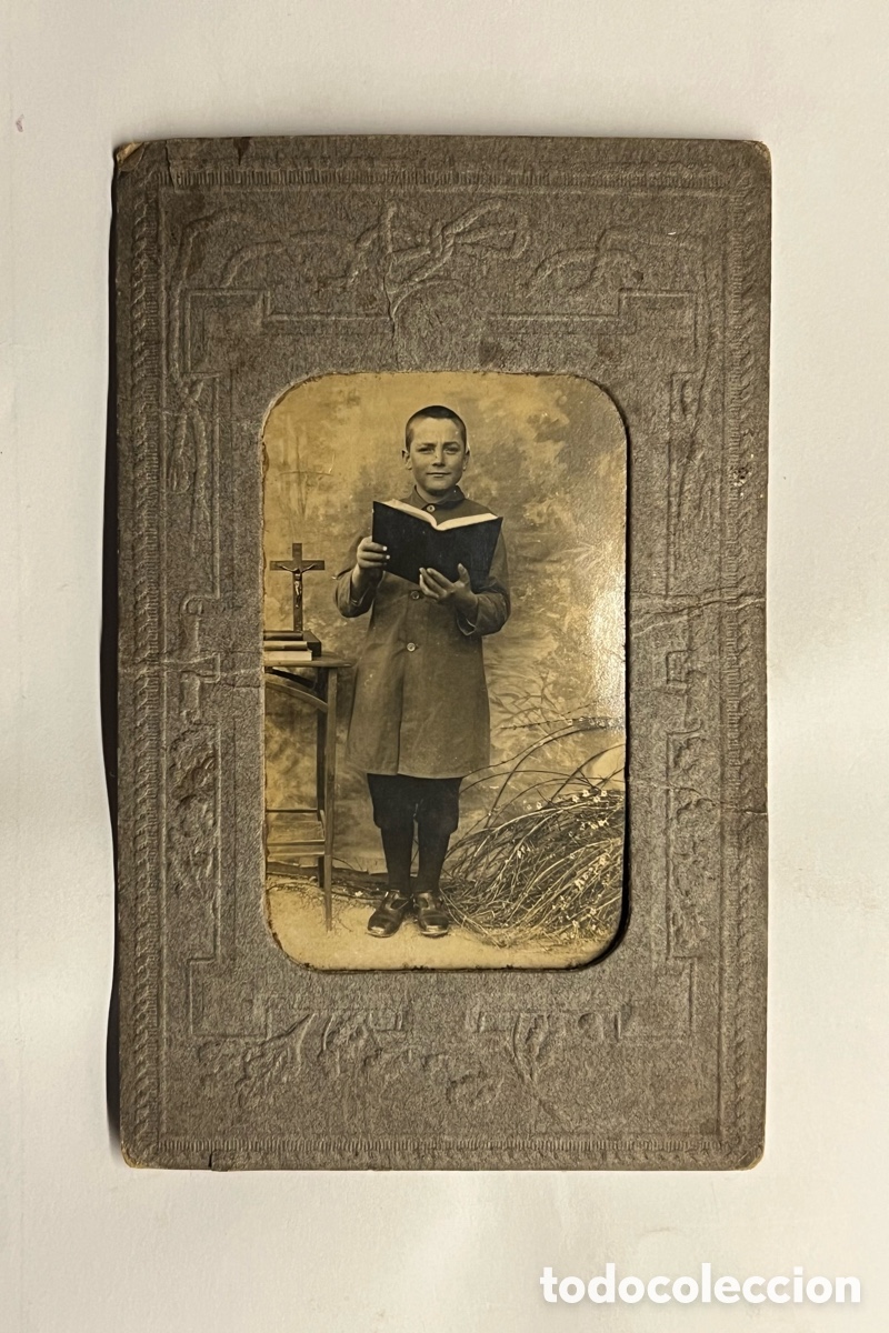 Fotograf&iacute;a antigua: FOTOGRAF&Iacute;A HIST&Oacute;RICA.. Minuteros. Joven con libro y crucifijo (fin Siglo XIX)