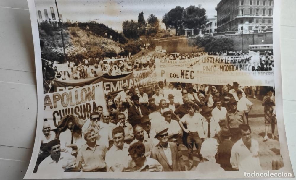 Fotograf&iacute;a antigua: MANIFESTACION DE AGRICULTORES ITALIANOS EN ROMA, A&Ntilde;OS 60, TELEFOTO, 20,5 X 15,5 CM