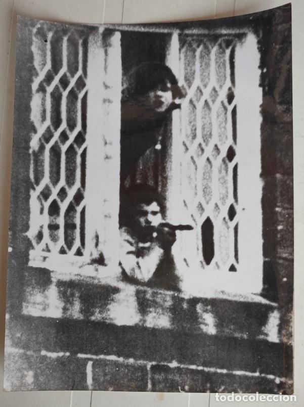 Fotograf&iacute;a antigua: NI&Ntilde;OS ATRINCHERADOS EN CASA DE WESTON DISPARAN A POLICIA 1968, JOHN JAMES, TELEFOTO, 20,5 X 15,5 CM