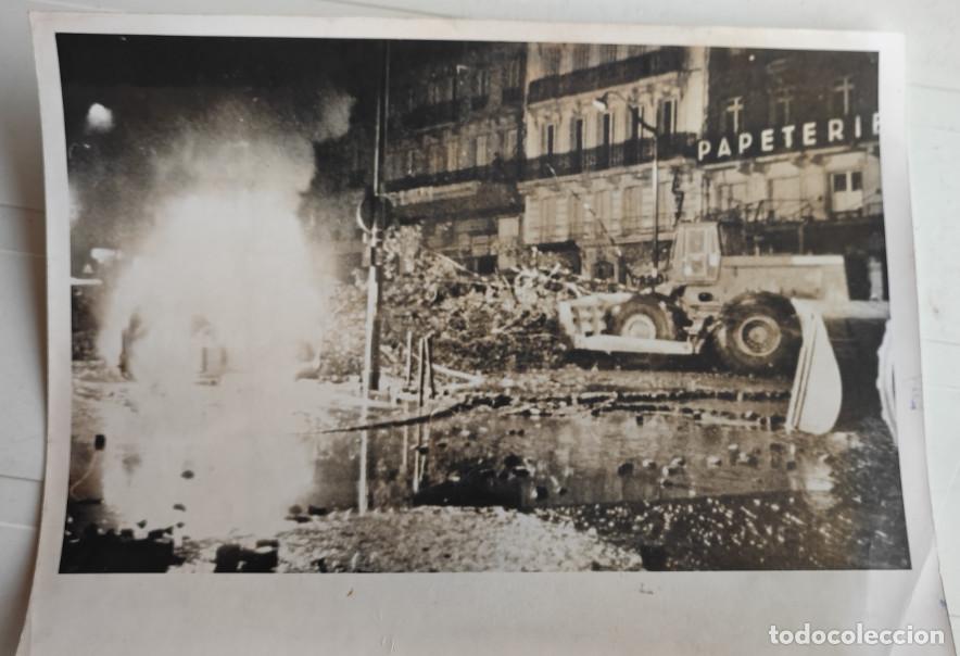 Fotograf&iacute;a antigua: BARRICADAS DE ESTUDIANTES EN EL BULEVAR SAINT MICHAEL PARIS 25 MAYO 1968, TELEFOTO, 20,5 X 15,5 CM