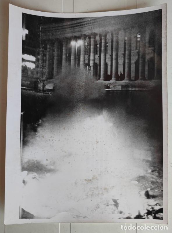 Fotograf&iacute;a antigua: ESTUDIANTES INCENDIAN LA BOLSA EN PARIS, 25 MAYO 1968, TELEFOTO, 20,5 X 15,5 CM