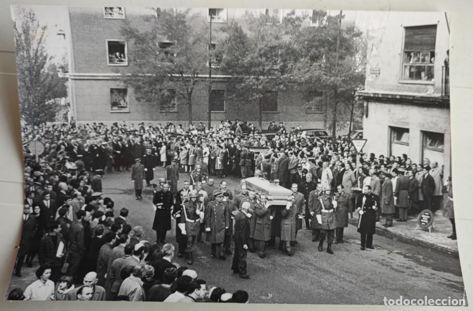 Fotograf&iacute;a antigua: ENTIERRO DEL GENERAL RODRIGO EN MADRID 1968 PRESIDIDO POR CARRERO BLANCO, FOTOGRAFIA, 20,5 X 15,5 CM