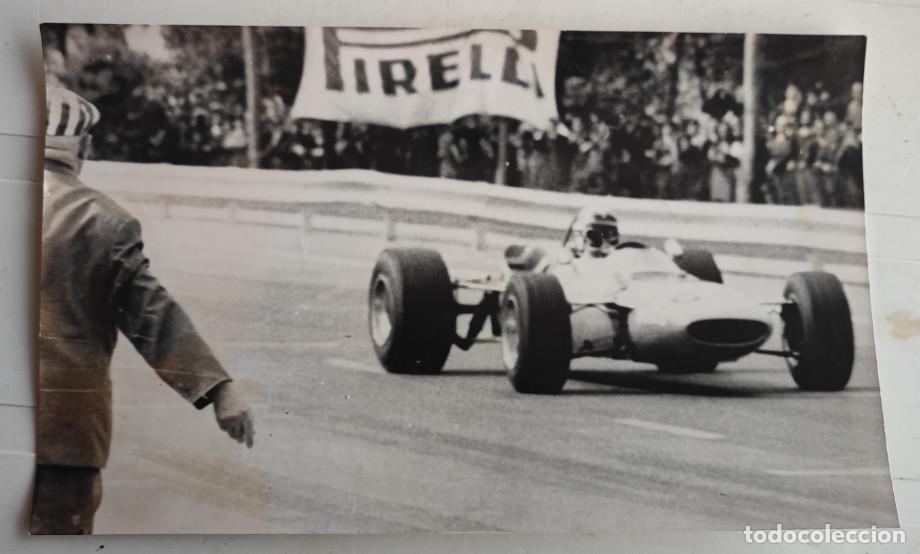 Fotograf&iacute;a antigua: JACKIE STEWART VENCEDOR DEL GRAN PREMIO DE FORMULA 2 EN MONTJUIC BARCELONA, FOTO, 19,5 X 12 CM