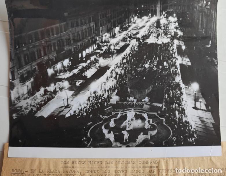 Fotograf&iacute;a antigua: LOS REYES MAGOS REPARTEN JUGUETES EN ROMA, 6 ENERO 1969, RARA FOTOGRAFIA, 20,5 X 15,5
