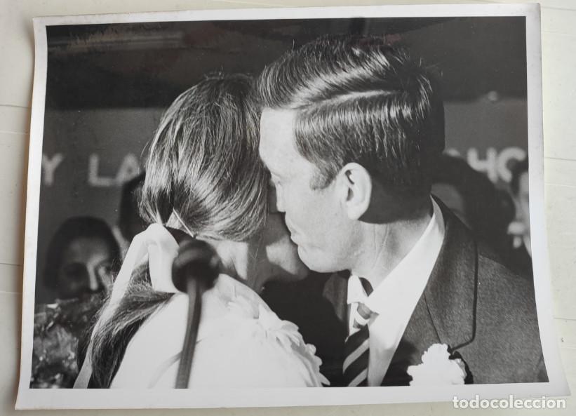 Fotograf&iacute;a antigua: ANA MARIA MUJER IDEAL DE ESPA&Ntilde;A 1968 CON SU ESPOSO, FOTOGRAFIA, 20,5 X 15,5 CM
