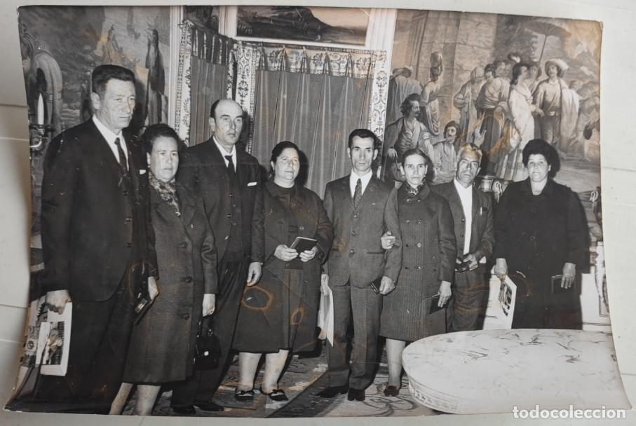 Fotograf&iacute;a antigua: EL CAUDILLO ENTREGA LOS PREMIOS DE NATALIDAD EN 1968, FOTOGRAFIA, 18 X 13 CM