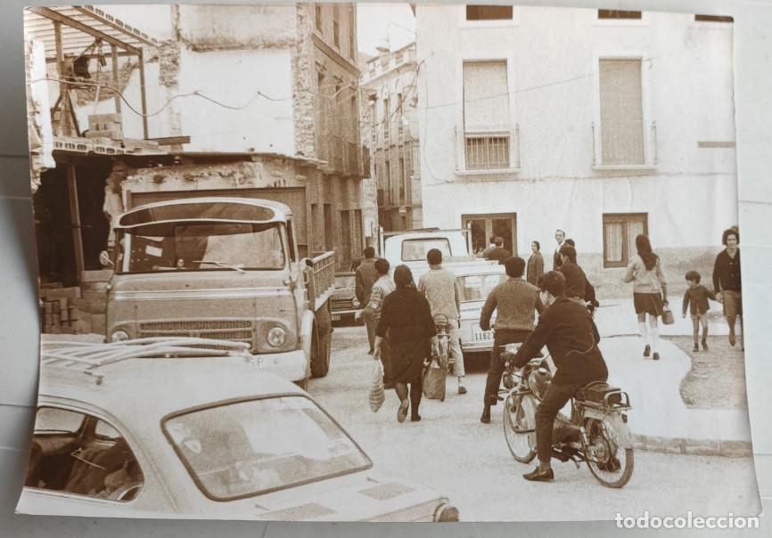 Fotograf&iacute;a antigua: PERSONAS Y VEHICULOS POR UNA CALLE EN ELDA, 1968, FOTOGRAFIA, 18 X 13 CM