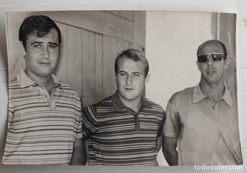Fotograf&iacute;a antigua: 3 JUGADORES DEL CORDOBA, LUIS COSTA, SIMONET Y ARANA, ELCHE 1968, FOTOGRAFIA, 18 X 12 CM