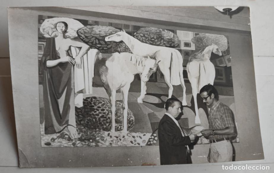 Fotograf&iacute;a antigua: MURAL EN LA PE&Ntilde;A MADRIDISTA DE ELCHE, COLL Y ANTONIO MARTINEZ MACIA, 1968, FOTOGRAFIA, 14 X 9 CM