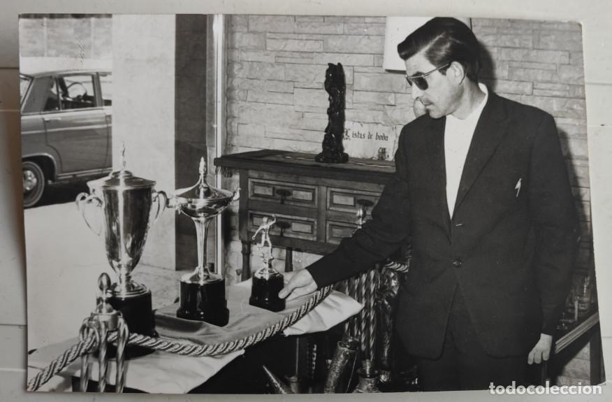 Fotograf&iacute;a antigua: TROFEOS DE FUTBOL, ELCHE DE ALICANTE 1968, FOTOGRAFIA, 14 X 9 CM