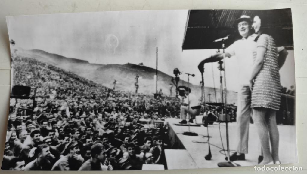 Fotograf&iacute;a antigua: MILES DE SOLDADOS AMERICANOS EN EL FESTIVAL BOB HOPE EN DA NANG VIETNAM, FOTOGRAFIA, 19,5 X 10,5 CM