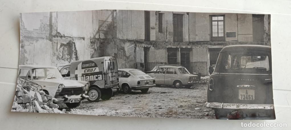 Fotograf&iacute;a antigua: SOLAR Y COCHES EN ELDA, FURGONETA DE CERVEZAS CRUZ BLANCA, FOTOGRAFIA, 17,5 X 7 CM