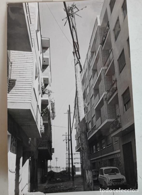 Fotograf&iacute;a antigua: CURIOSA CALLE CON PALOS DE LA LUZ EN MEDIO, MURCIA 1968, FOTO TOMAS, FOTOGRAFIA, 18 X 12 CM