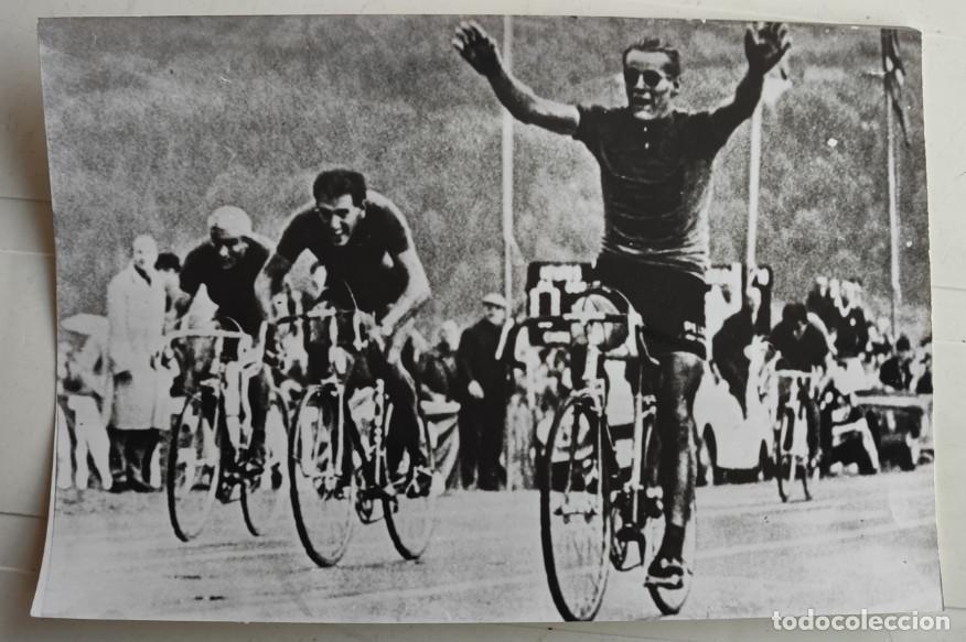 Photographie ancienne: CARRERA CICLISTA, ENTRADA EN META, A&Ntilde;OS 60, FOTOGRAFIA, 18 X 12 CM