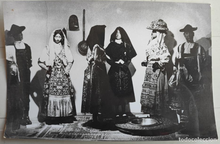 Fotograf&iacute;a antigua: MANIQUIES CON TRAJES TIPICOS RECREACION MUSEO O SIM., A&Ntilde;OS 60, FOTOGRAFIA, 18 X 12 CM