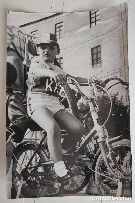 Fotograf&iacute;a antigua: NI&Ntilde;O EN BICICLETA CON EQUIPO DE CICLISTA KAS, A&Ntilde;OS 60, FOTOGRAFIA, 18 X 12 CM