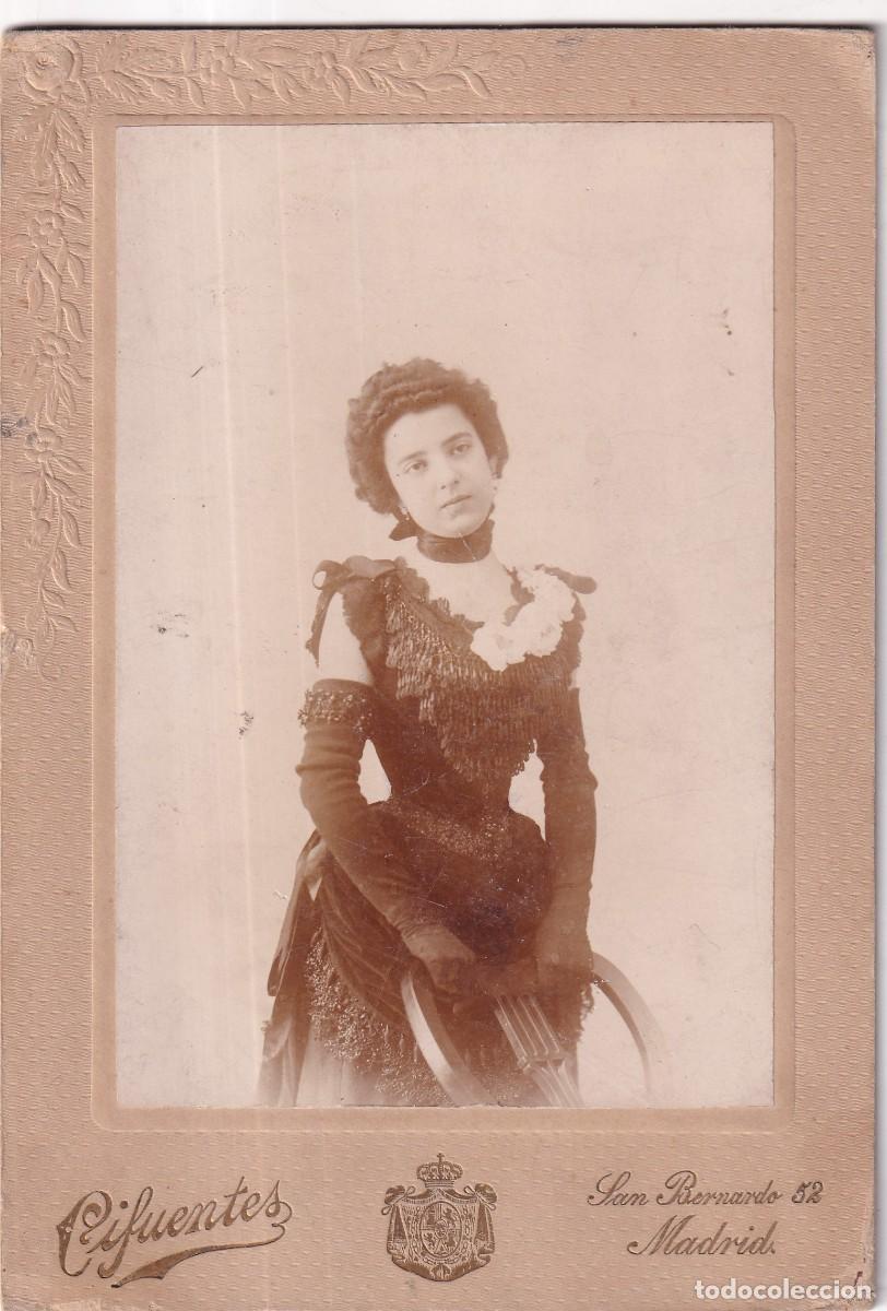Fotografia antiga: Preciosa fotograf&iacute;a joven con traje de fiesta. Fot&oacute;grafo Cifuentes. San Bernardo Madrid. 19 x 12,50