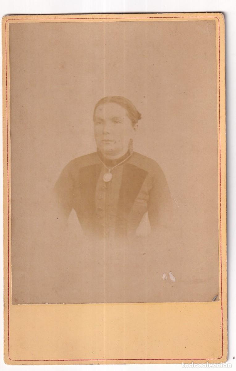 Fotografia antica: Fotograf&iacute;a mujer con medalla. J. Klozerper fot&oacute;grafo. P. de Honor. 16,50 x 10,50 cm