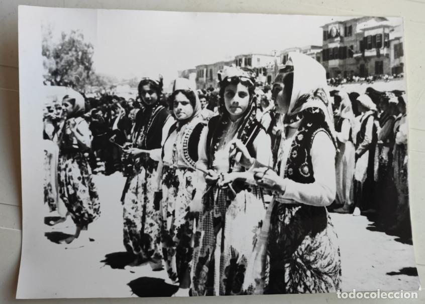 Fotograf&iacute;a antigua: JOVENES TURCAS EN NICOSIA, CHIPRE, A&Ntilde;OS 60, FOTOGRAFIA, 18 X 13 CM