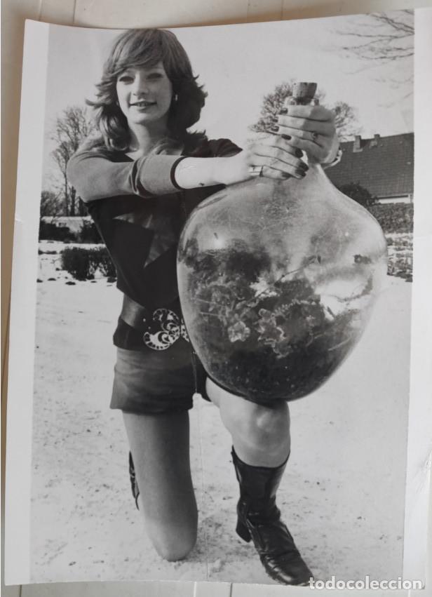Fotograf&iacute;a antigua: CHICA CON ECOSISTEMA EN UNA BOTELLA, A&Ntilde;OS 60, FOTOGRAFIA, 16,5 X 12,5 CM