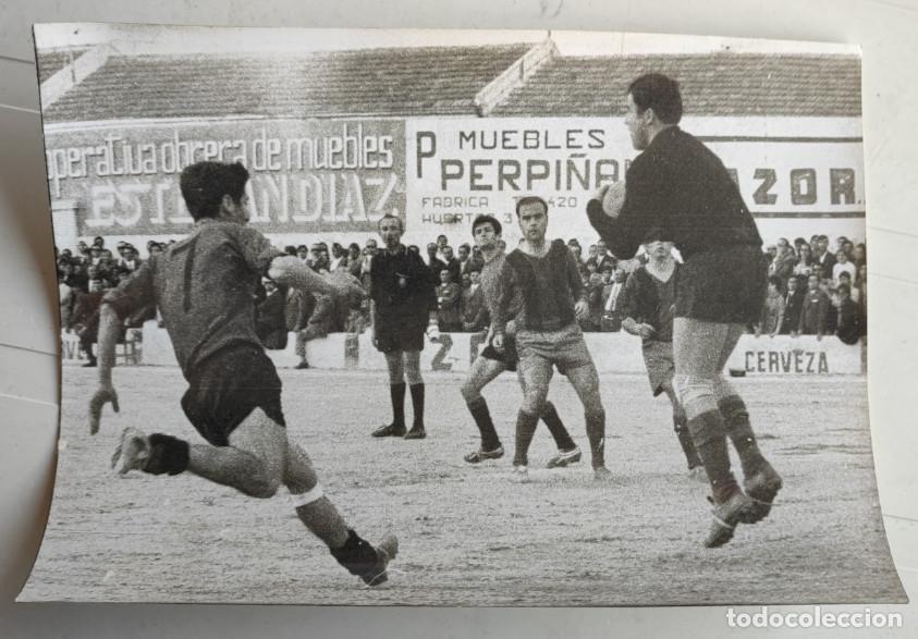 Fotograf&iacute;a antigua: PARTIDO DE FUTBOL ENTRE EL ESPA&Ntilde;OL DE SAN VICENTE Y EL YECLANO, C. 1968, FOTOGRAFIA, 18 X 13 CM
