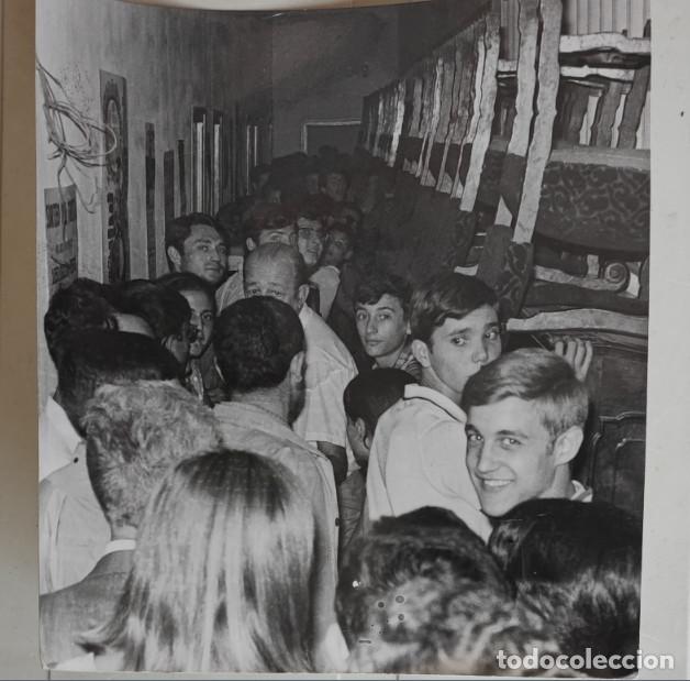 Fotograf&iacute;a antigua: AGLOMERACION DE GENTE EN PASILLO DE TEATRO O SIM., FOTO TOMAS MURCIA 1968, FOTOGRAFIA, 12 X 11 CM
