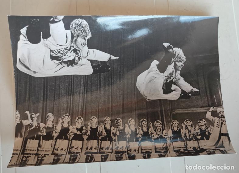 Fotograf&iacute;a antigua: BAILARINES DEL BALLET MOISEYEV ACTUAN EN CINERAMA'S RUSSIAN ADVENTURE, 1966, FOTOGRAFIA, 15,5 X 12