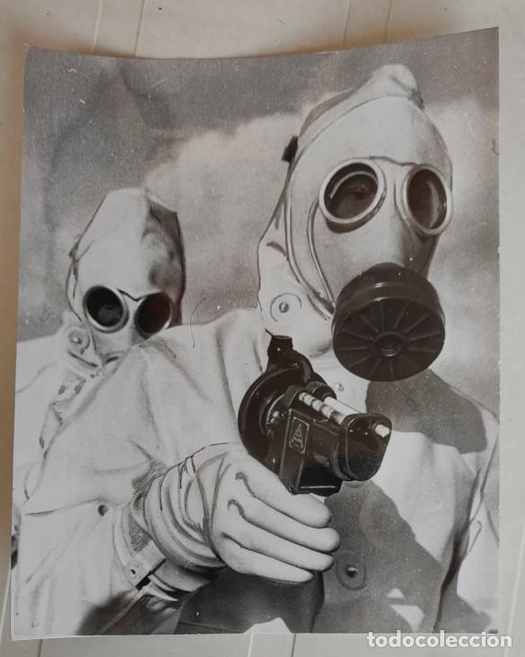 Fotograf&iacute;a antigua: MIDIENDO RADIOACTIVIDAD CON TRAJES ESPECIALES 1968, FOTOGRAFIA, 15 X 12 CM