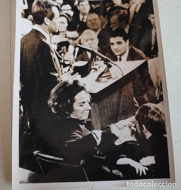 Fotograf&iacute;a antigua: ROERT KENNEDY ANUNCIA SU CANDIDATURA A LA PRESIDENCIA, SUS HIJOS JUEGAN, FOTOGRAFIA, 19 X 15,5 CM