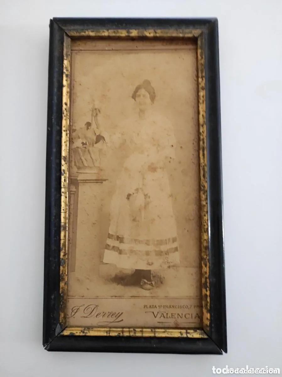 Fotografia antiga: Antigua fotografia enmarcada mujer chica traje tipico valencia J. Derrey siglo XIX o XX