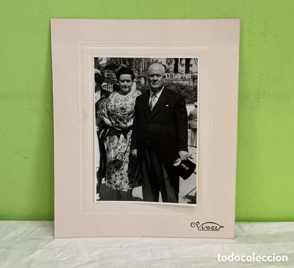 Fotografia antica: Fotograf&iacute;a pareja junto al Tur&oacute; Park &ndash; Vives, Barcelona &ndash; A&ntilde;os 40&ndash;50 aprox.