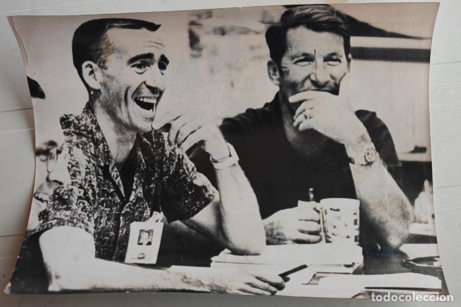 Fotograf&iacute;a antigua: LOS ASTRONAUTAS DEL APOLO 7 WALTER CUNNINGHAM Y SCHIRRA EN CABO KENNEDY, FOTOGRAFIA, 20 X 15,5 CM