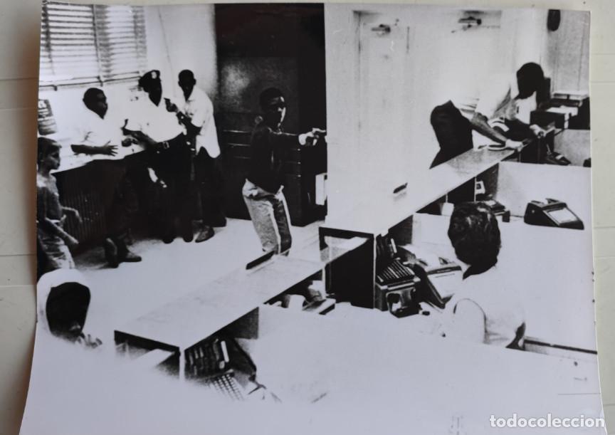 Fotograf&iacute;a antigua: ATRACO EN UN BANCO, WASHINGTON, ESTADOS UNIDOS A&Ntilde;OS 60, FOTOGRAFIA, 18 X 15,5 CM