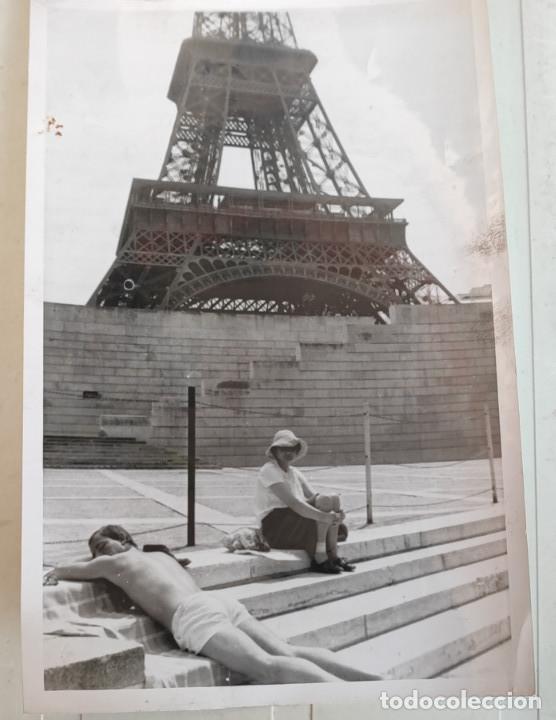 Fotograf&iacute;a antigua: TOMANDO EL SOL BAJO LA TORRE EIFFEL DURANTE LAS HUELGAS EN PARIS 1968, FOTOGRAFIA, 20,5 X 14 CM