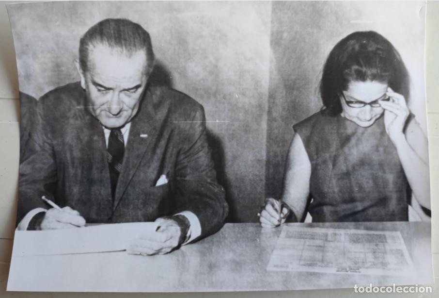 Fotograf&iacute;a antigua: EL PRESIDENTE DE ESTADOS UNIDOS LYNDON B. JOHNSON Y LADY BIRD 1968, TELEFOTO, 18,5 X 13 CM