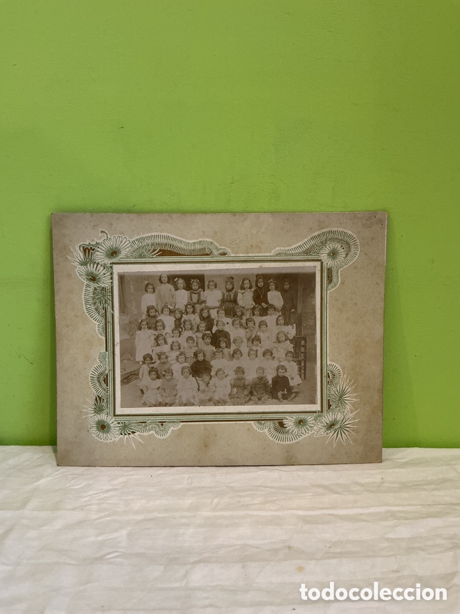 Fotografia antiga: Fotograf&iacute;a escolar de ni&ntilde;as con orla floral, hacia 1900&ndash;1920