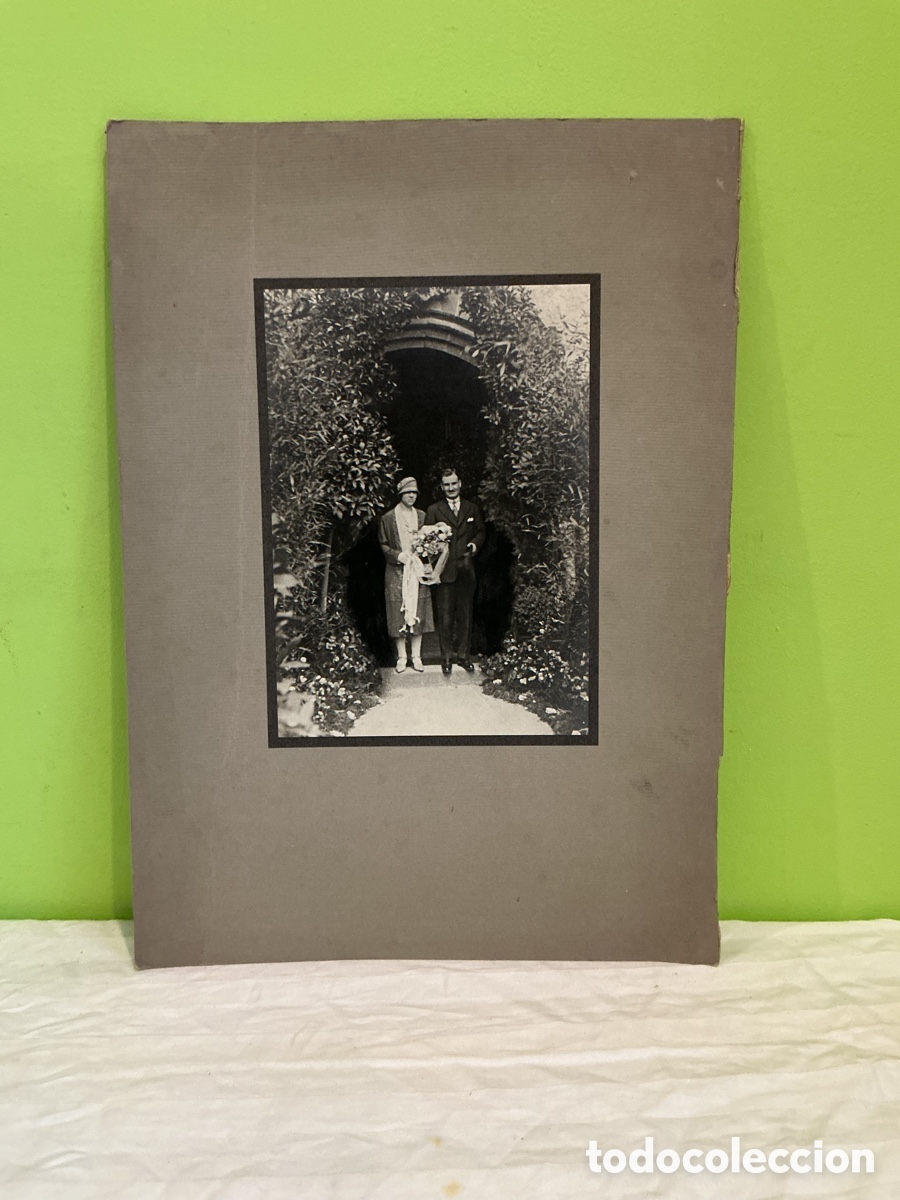 Alte Fotografie: Fotograf&iacute;a antigua de novios en jard&iacute;n, hacia 1920&ndash;1930