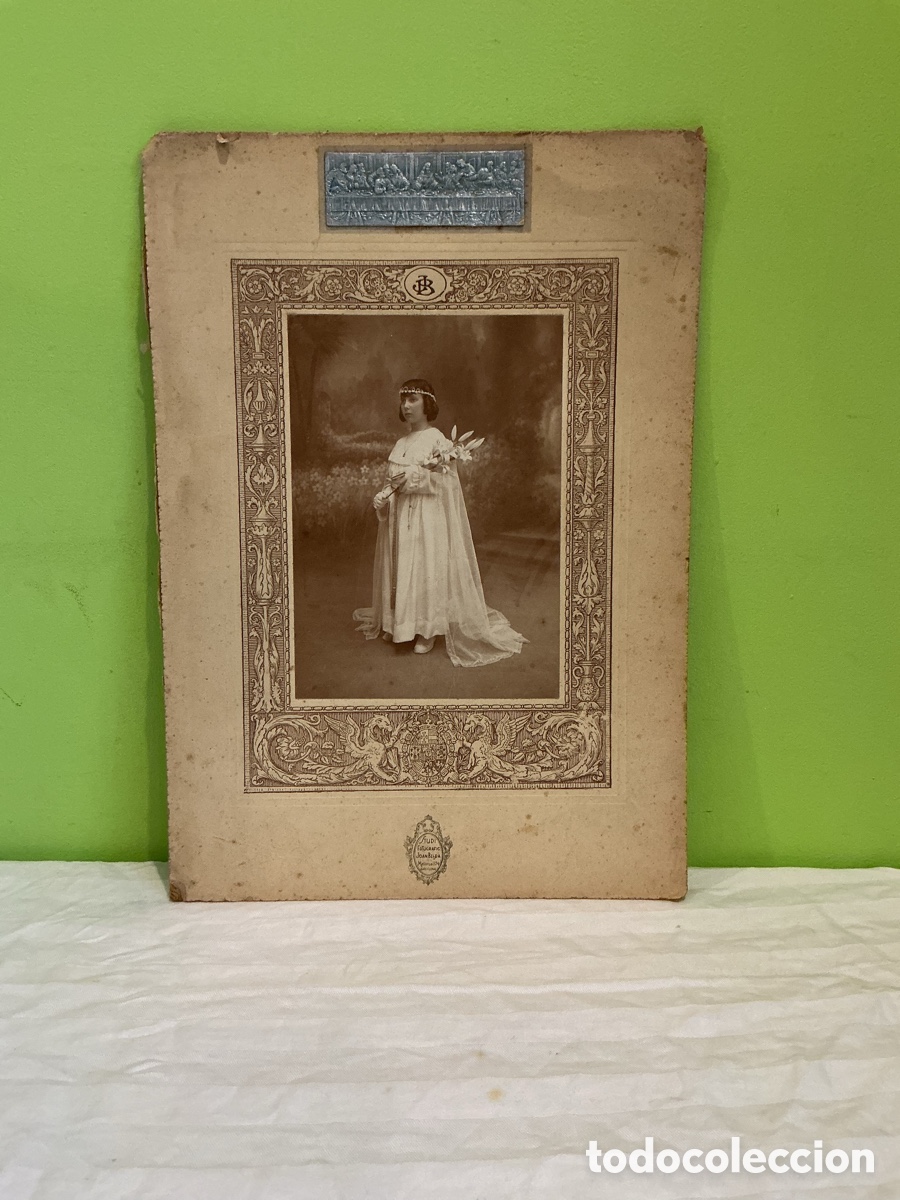 Fotografia antica: Fotograf&iacute;a de comuni&oacute;n con relieve &ndash; A&ntilde;os 20&ndash;30