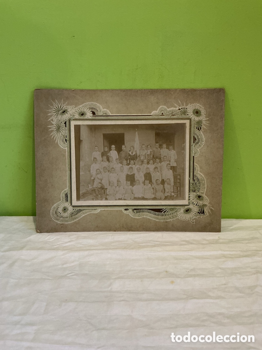 Photographie ancienne: Fotograf&iacute;a escolar sobre cart&oacute;n floral &ndash; Hacia 1900&ndash;1920
