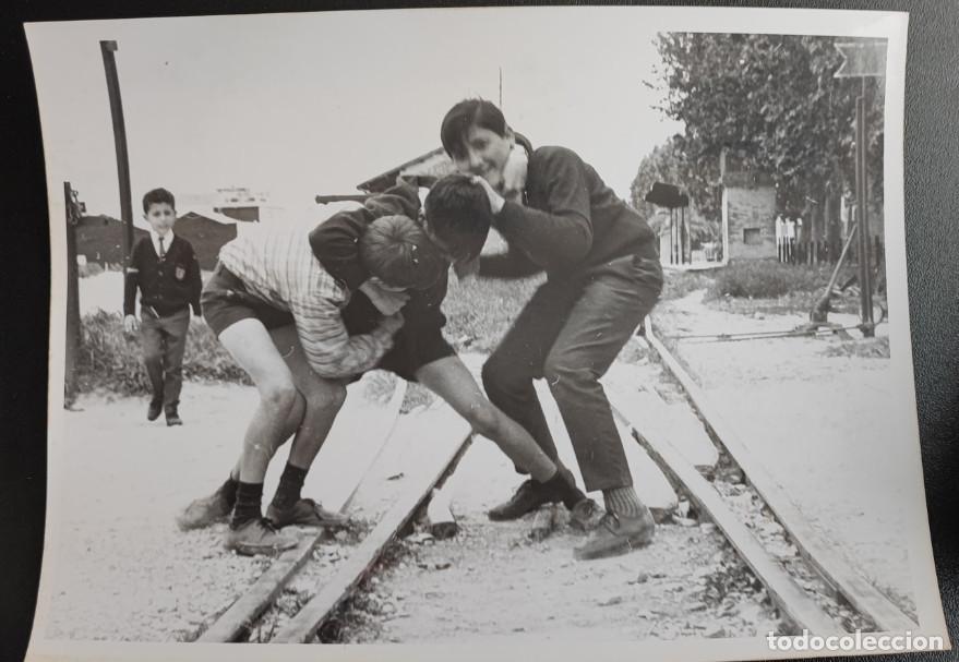 Fotografia antica: ACONSEJAR A LOS NI&Ntilde;OS QUE VAYAN EN GRUPOS Y QUE VIGILEN ENTRE ELLOS AL QUE SE ALEJA, FOTO