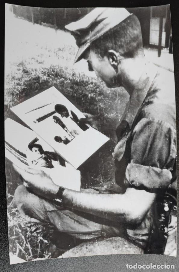 Alte Fotografie: EL CAPIT&Aacute;N CHARLES ROBB EN VIETNAM NO CONOCE A SU HIJA, CONTEMPLANDO LAS FOTOS, A&Ntilde;O 1968, TELEFOTO