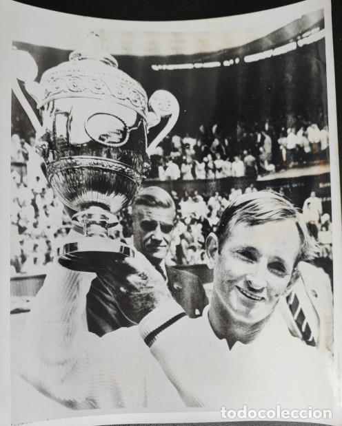 Fotografia antiga: ROD LAVER Y SU TROFEO DE TENIS EN WIMBLEDON TRAS SU VICTORIA SOBRE TONY ROCHE, A&Ntilde;O 1968, TELEFOTO