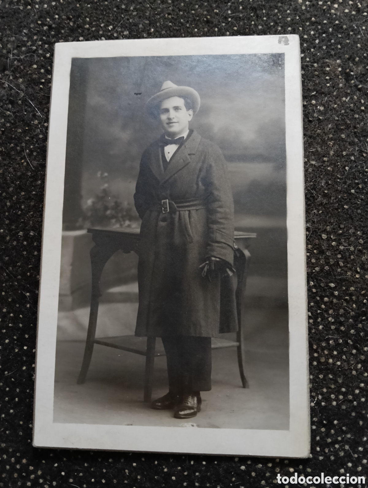 Fotograf&iacute;a antigua: Fotograf&iacute;a de un se&ntilde;or a su prima Ces&aacute;rea de parte de Juanito 1920