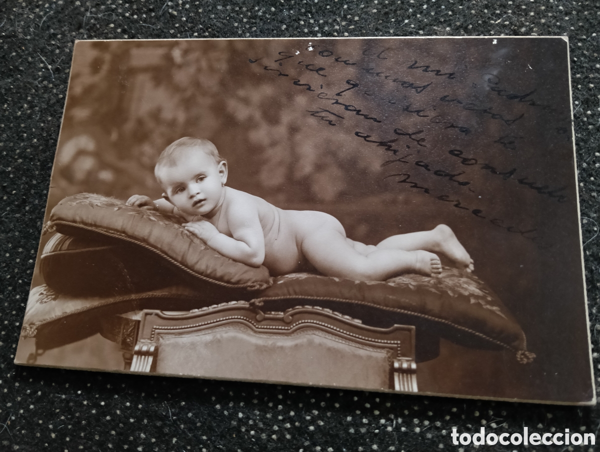 Fotograf&iacute;a antigua: Fotograf&iacute;a de un reci&eacute;n nacido en un div&aacute;n